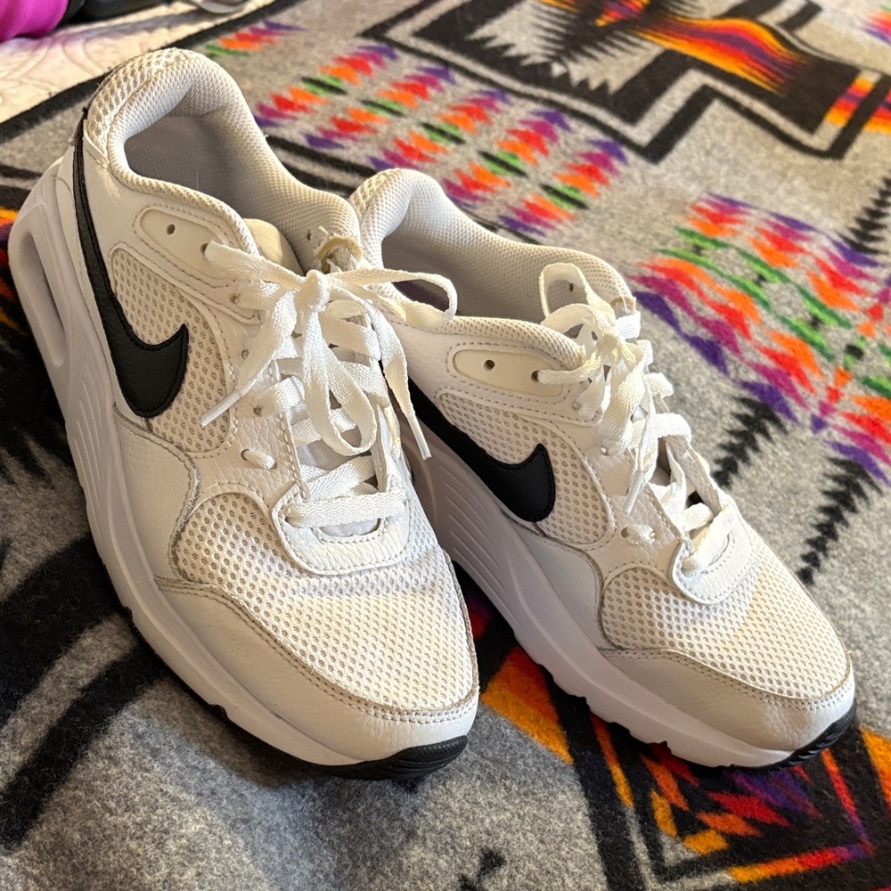 Nike Women's White and Black Mesh Sneakers